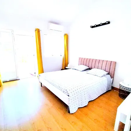 3 Bedrooms With Private Pool Enclosed Garden And Wifi At *